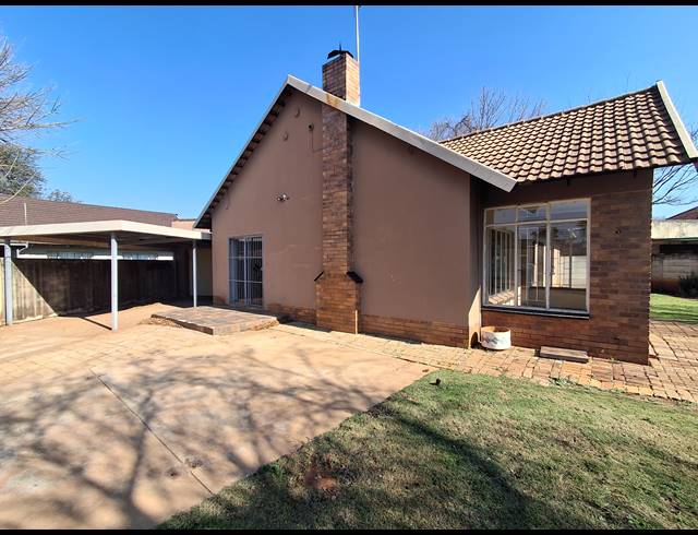 3 BEDROOM FREESTANDING FOR SALE IN STILFONTEIN EXT 4